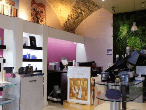 Institut de beauté haut de gamme à Lyon, 110 m², 3 cabines équipées, clientèle fidèle et CA de 220 000 €. Opportunité rare à saisir.