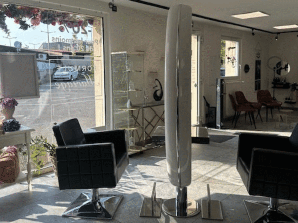 Salon de coiffure moderne à vendre, clé en main, clientèle fidèle, 95 m², 8 postes, équipements haut de gamme, emplacement central, prêt à démarrer.