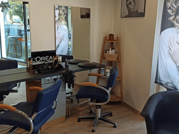 Salon de coiffure lumineux de 40 m², face à un flux constant de clients. Belle visibilité, équipe en place et fort potentiel de développement.