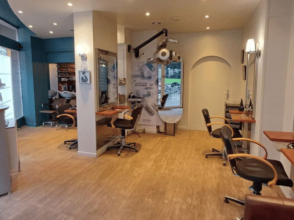 Salon de coiffure 35 m² à vendre en centre-ville proche gare. 2 bacs, 4 postes, faible loyer et fort potentiel de développement. Prix 36 000 €.