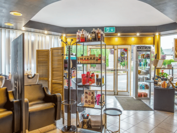Salon moderne de 50 m², 4 postes, 2 bacs, 1 cabine. Clientèle fidèle, ville en pleine expansion. Prix attractif : 60 000 €. Opportunité à saisir !