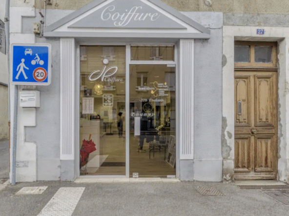 Salon de coiffure de 75 m², clientèle fidèle, équipe en place, CA 150 000 €, loyer 465 €/mois. Opportunité clé en main à saisir.