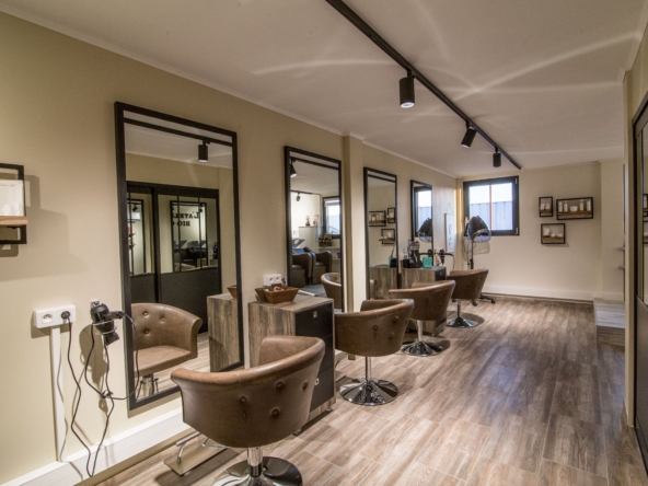 À vendre : salon de coiffure bio et végétal, 39 m², CA 113 000 €, clientèle fidèle, faible concurrence, emplacement stratégique proche mer.
