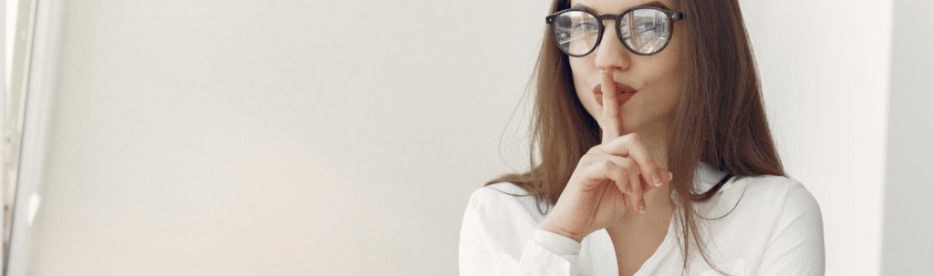 Vendre un salon discrètement demande prudence. Découvrez comment informer salariés et clients tout en valorisant le salon pour un acheteur rassuré.