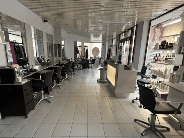 Salon de coiffure à vendre à Maisons-Laffitte, lumineux, équipé, clientèle fidèle, 10 postes, sous-sol, prêt à démarrer dès aujourd’hui.