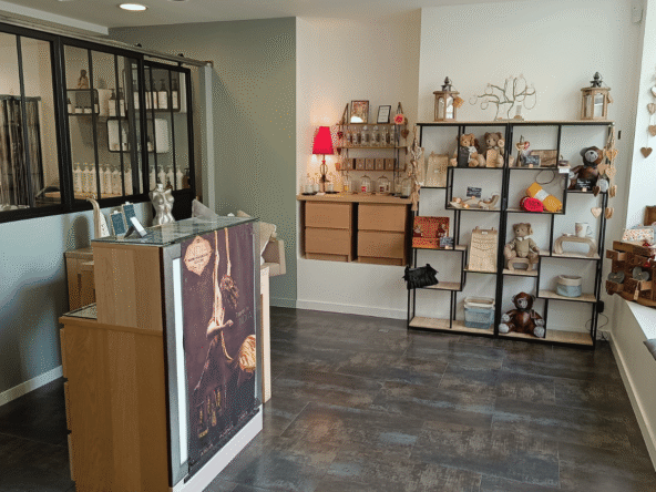 Salon de coiffure zen et végétal, rénové, centre-ville, clientèle fidèle, fort potentiel de développement, prêt à l’emploi.