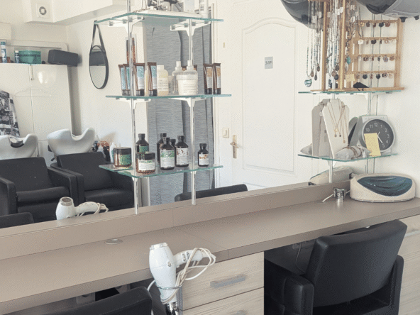Salon de coiffure récent à vendre à Six-Fours-les-Plages. Emplacement n°1, 5 postes, 2 bacs, clientèle fidèle et fort potentiel de développement.