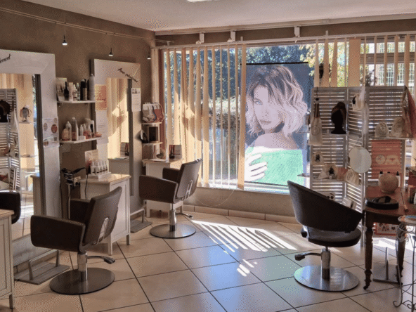 Salon de coiffure lumineux à vendre en ville thermale touristique. Clientèle fidèle, emplacement stratégique et loyer attractif.