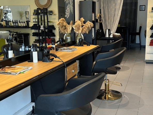 Salon de coiffure idéalement situé au pied du Luberon, clientèle locale fidèle et touristique, fort potentiel de développement.