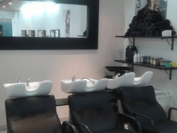 Salon de coiffure récent de 72 m² avec 3 bacs et 8 postes, idéalement situé près du tram et commerces. Fort potentiel de développement, emplacement stratégique.