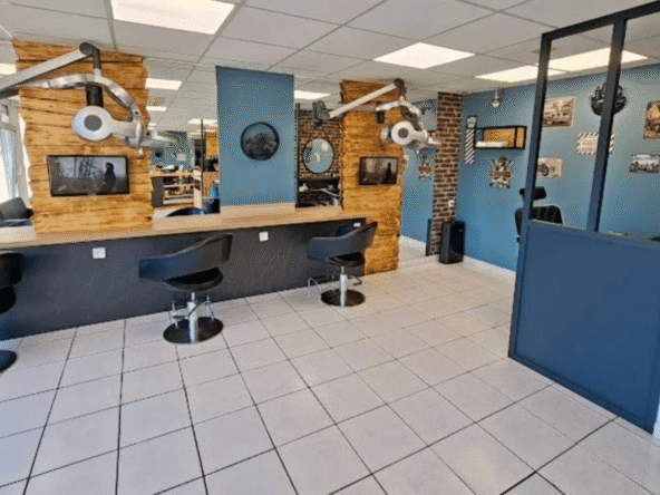 Salon moderne de 120 m² à Cournon-d’Auvergne, face à Auchan. Entièrement rénové, équipé, avec forte visibilité et équipe en place. Belle opportunité !