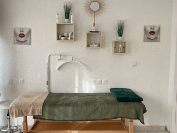 Salon coiffure & esthétique rénové, 57 m², 2 cabines, parking, clientèle en croissance. Idéal pour développer une activité clé en main.