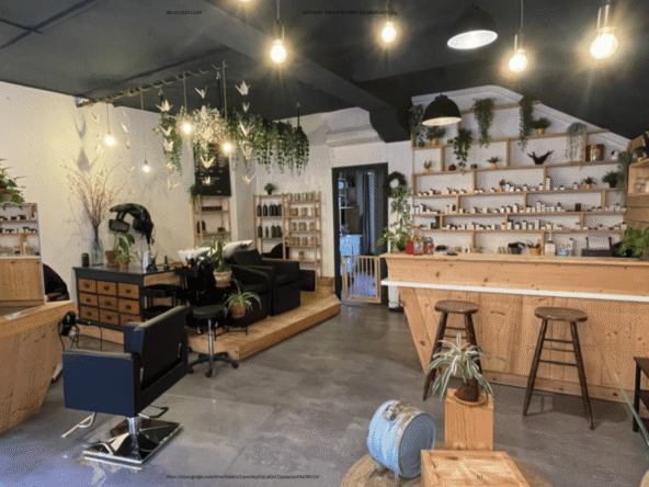 Salon moderne en centre-ville, concept tendance et prêt à travailler. 55 m², 2 bacs, 3 postes, espace modulable et stock inclus. Idéal première installation.