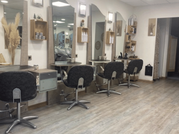 Salon de coiffure clé en main à Criquetot-l’Esneval, proche Étretat, clientèle fidèle, 4 postes, 3 bacs, belle opportunité à saisir.