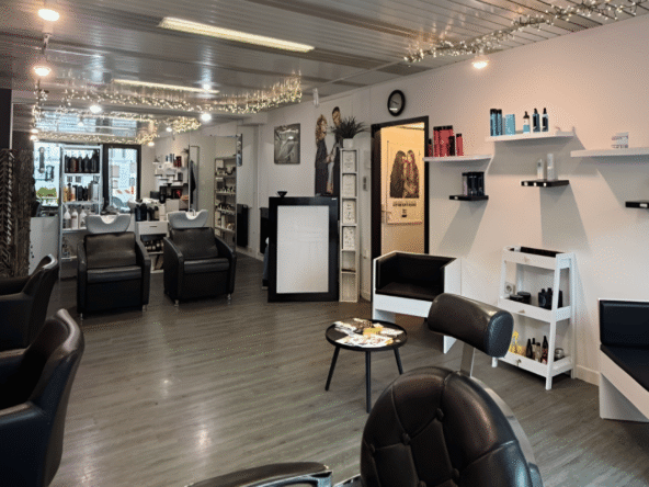 Salon mixte et barbier rénové, 33 m² + dépôt, équipé et prêt à travailler. Clientèle fidèle, faible loyer, idéal première installation. Prix : 16 900 €.