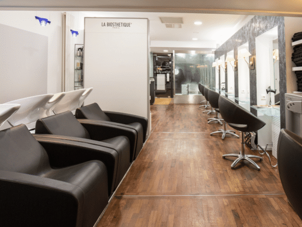 Salon de coiffure à Bayonne à vendre : emplacement premium, 8 postes, 3 bacs électriques, 220 000 € de CA moyen. Opportunité rare et clé en main.