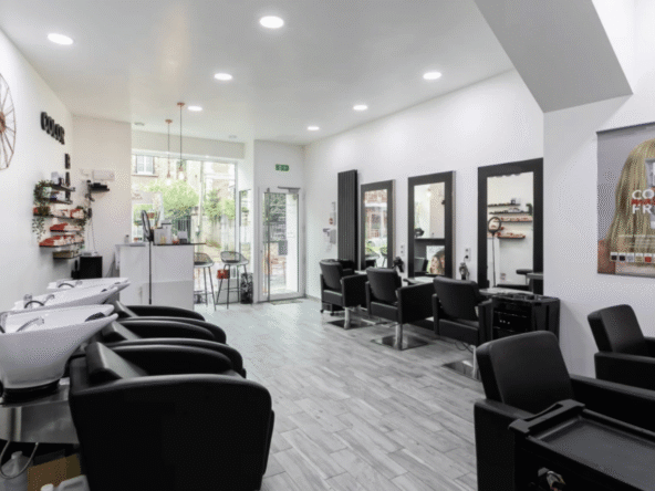 Salon de coiffure rénové à Ermont-Eaubonne : 50 m², 5 postes, 3 bacs, équipement complet et belle visibilité. Opportunité clé en main.