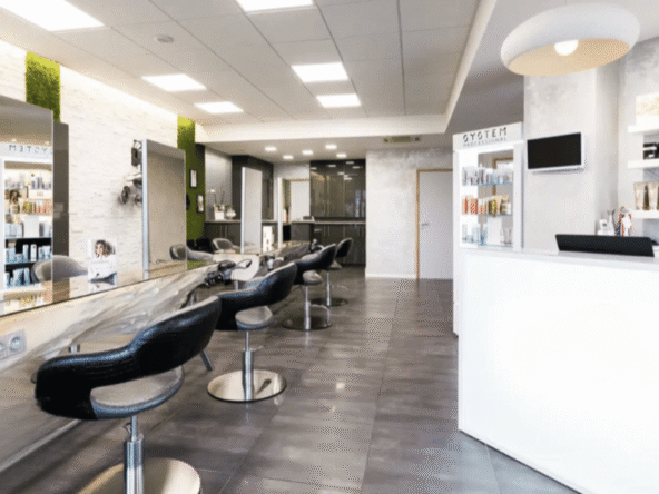 Salon moderne de 95 m² avec forte visibilité, 10 postes, 4 bacs et équipe en place. Clientèle fidèle et beau potentiel. À reprendre clé en main.