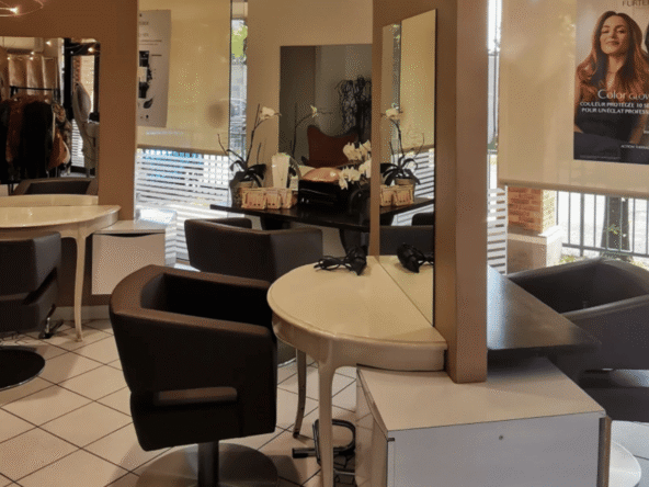Salon de coiffure lumineux à forte visibilité, clientèle fidèle, parking gratuit, activité stable et emplacement stratégique. Opportunité clé en main.