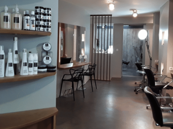 Salon de coiffure à vendre, 52 m², faible loyer, équipement fonctionnel, CA 86 000 €. Idéal première installation ou reprise sereine.