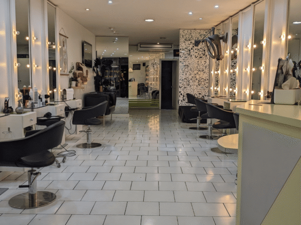 Salon de coiffure établi, clientèle fidèle, entièrement équipé, faible loyer, activité stable, prêt à exploiter immédiatement, idéal pour une reprise sereine.