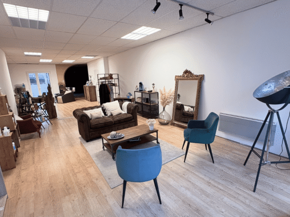 Salon de coiffure clé en main de 100 m² avec 2 postes, 1 bac, terrasse et espace annexe, prêt à travailler, idéal pour développer votre activité.