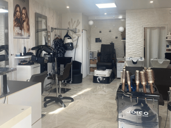 Salon de coiffure à vendre à Mandelieu-la-Napoule, emplacement recherché à Cannes Marina, clientèle fidèle, salon équipé, fort potentiel.