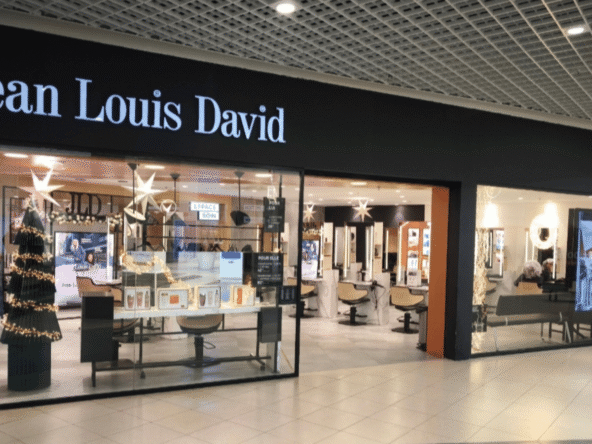 Salon de coiffure de 115 m², 16 postes, 6 bacs, équipe en place, chiffre d’affaires 460 000 €, prêt à reprendre et clé en main.