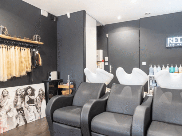 Salon de coiffure moderne à vendre, clé en main, lumineux, 7 postes, clientèle fidèle et potentiel de développement. Opportunité à saisir !