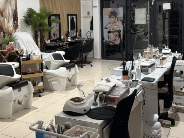 Salon moderne coiffure & esthétique avec bar à ongles, clientèle fidèle, emplacement stratégique, parking privé, prêt à travailler, multi-activités clés en main.