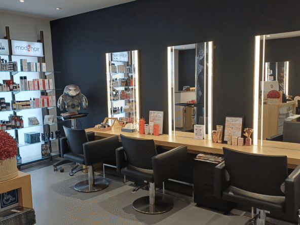 Salon de coiffure centre-ville à vendre : lumineux, 110 m², 10 postes, 3 bacs, clientèle fidèle, CA 185 000 €, établissement clé en main.