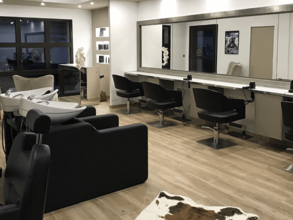 Salon de coiffure clé en main, très visible sur axe passant, clientèle fidèle, équipe en place, CA en progression, parking et fort potentiel de développement.