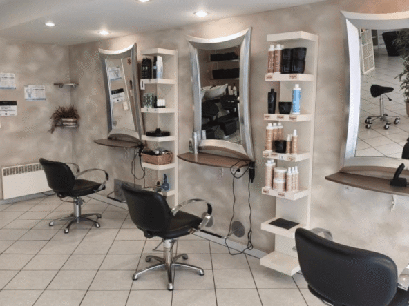 Salon de coiffure mixte spacieux en zone commerciale, clientèle fidèle, fort potentiel de développement, parking gratuit, loyer attractif, affaire saine à reprendre.