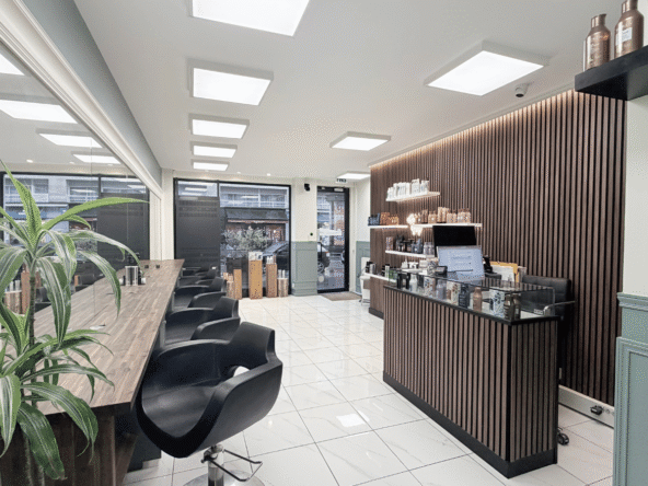 Salon de coiffure moderne de 124 m², clientèle fidèle, équipements complets et emplacement premium. Opportunité clé en main à saisir rapidement.