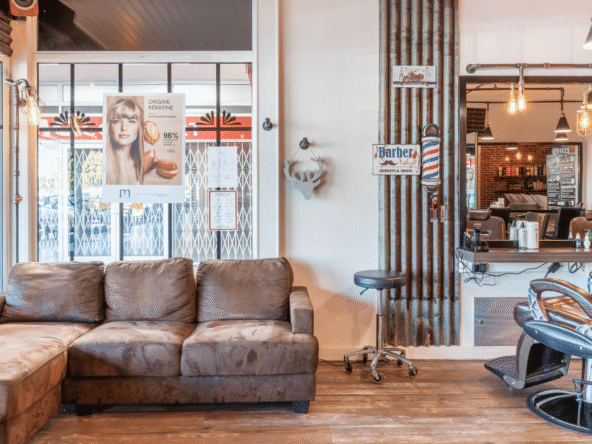 Salon de coiffure moderne à vendre, 72 m², emplacement stratégique, clientèle fidèle, 9 postes, 3 bacs, matériel haut de gamme inclus, clé en main.