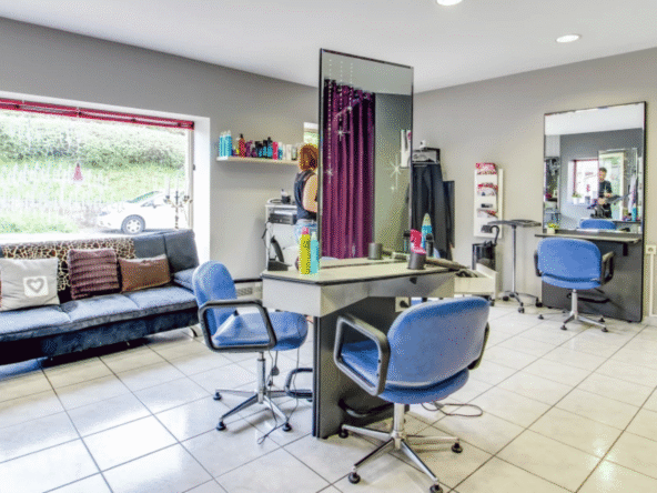 Salon de coiffure clé en main à Montanay, 42 m², 5 postes, clientèle fidèle, prêt à travailler, parking, équipements modernes, CA 48 483 €, prix 49 000 €.