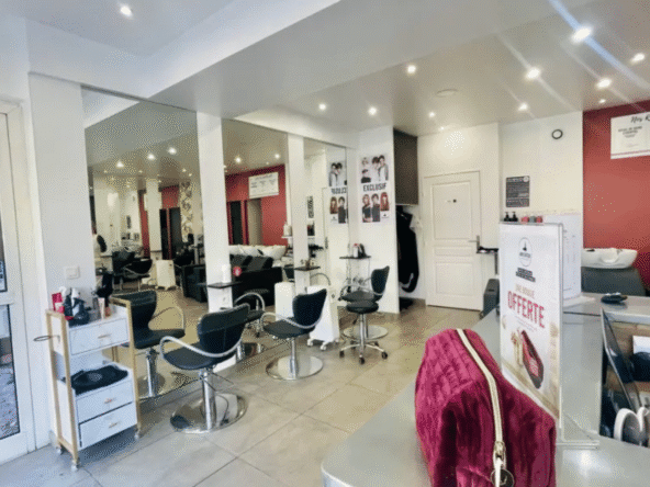 Salon de coiffure clé en main à Montgeron, 75 m², 8 postes, 3 bacs, clientèle fidèle, prêt à travailler. Prix : 99 000 €.