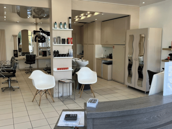Salon de coiffure établi, clientèle fidèle, emplacement stratégique, fort potentiel de développement et transports à venir. Affaire immédiatement exploitable.