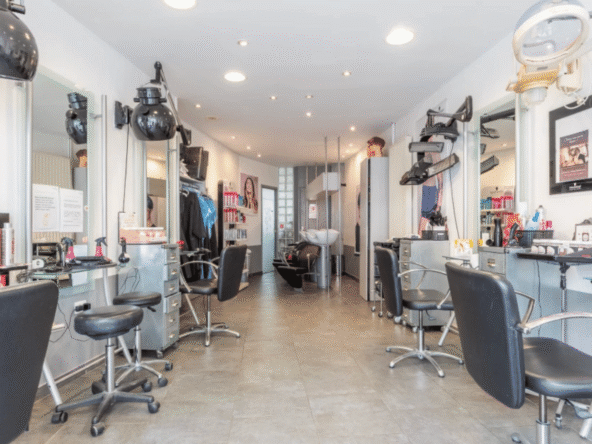 Salon de coiffure mixte à vendre en centre-ville, excellente visibilité, clientèle fidèle, équipe en place, fort potentiel et possibilité d’achat des murs.
