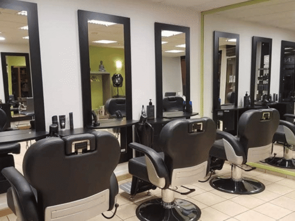 Salon de coiffure clé en main à Thionville, clientèle fidèle, 6 postes, 3 bacs, centre-ville, prêt à travailler, opportunité rare à saisir !