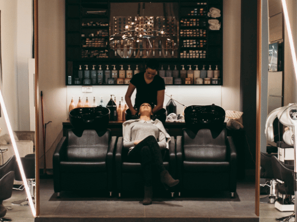 Découvrez à quoi s’attendre les 6 premiers mois après la reprise d’un institut ou salon, avec conseils pour réussir et fidéliser votre clientèle.