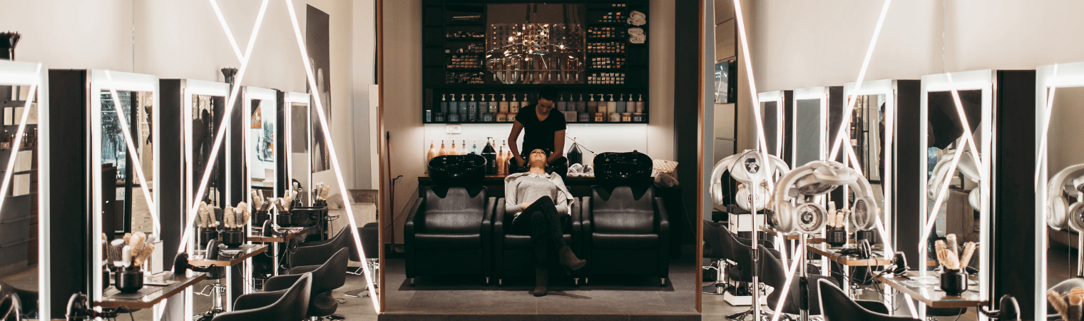 Découvrez à quoi s’attendre les 6 premiers mois après la reprise d’un institut ou salon, avec conseils pour réussir et fidéliser votre clientèle.