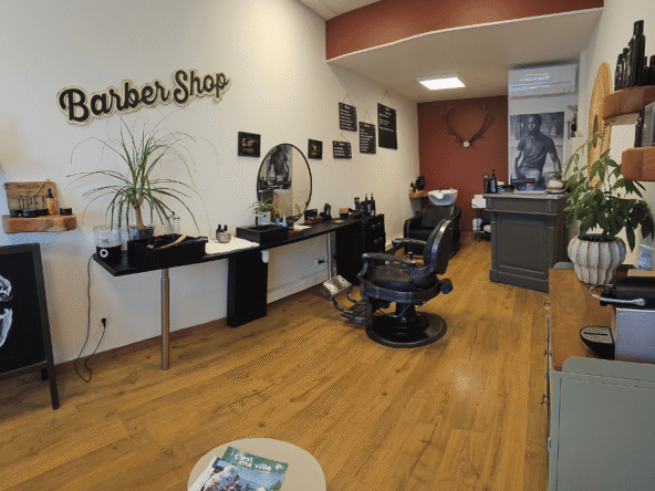 Petit salon de coiffure à vendre, 25 m², entièrement équipé, emplacement accessible avec parking. Idéal pour indépendant ou première installation.
