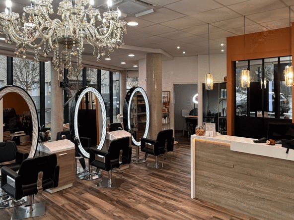 Salon de coiffure et esthétique à vendre à Nantes, moderne et spacieux, clientèle fidèle, prestations coiffure, onglerie et esthétique. Opportunité clé en main.