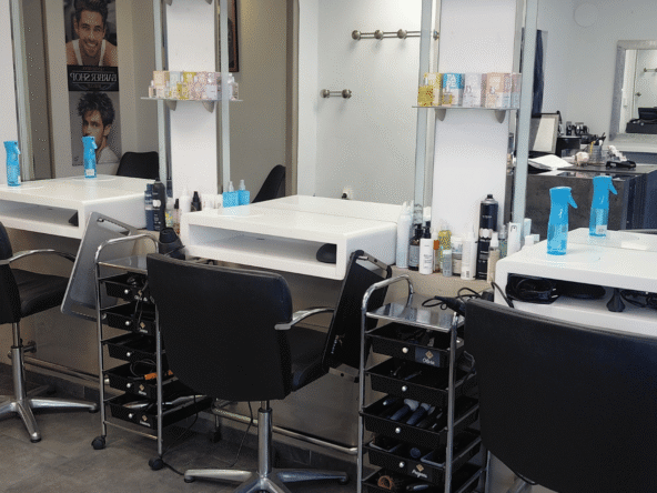 Salon de coiffure rentable à vendre, seul établissement du village, clientèle fidèle, espace barbier, faible loyer et activité stable. Opportunité rare.