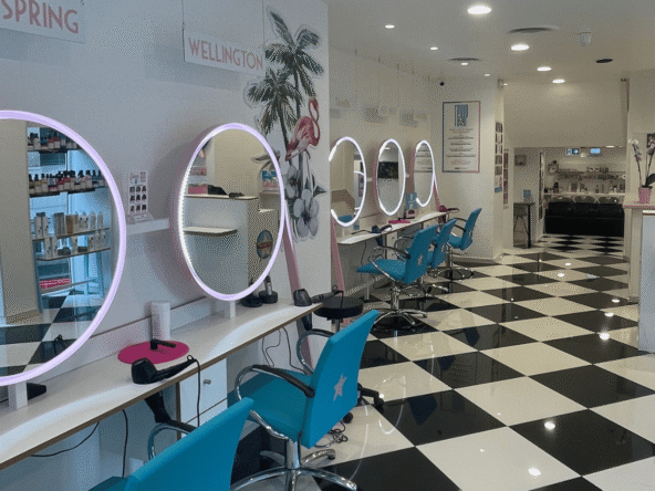 Salon de coiffure récent à vendre, 85 m² au concept moderne, matériel neuf, équipe en place, CA 225K€ avec fort potentiel de développement.