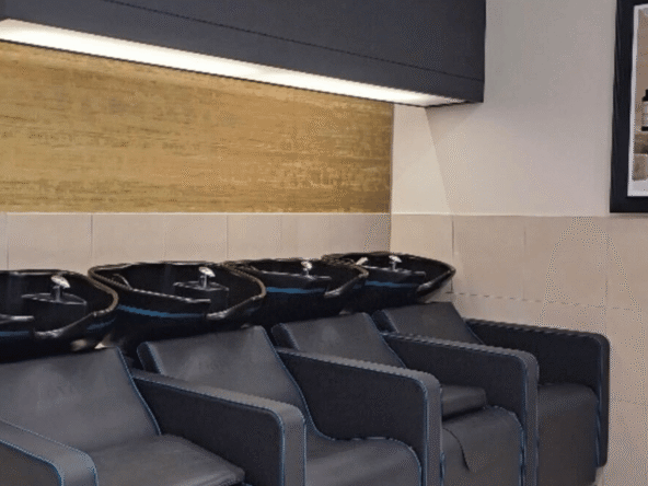 Salon de coiffure à vendre, 82 m² en centre-ville, clientèle fidèle, équipe en place, équipements complets et stock inclus. Reprise immédiate possible.