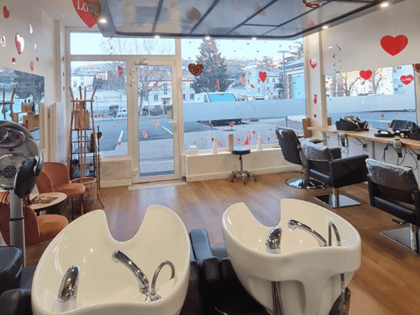 Salon de coiffure à vendre en centre commercial dynamique, clientèle fidèle, parking, CA 103K€, fort potentiel et prix attractif. Reprise clé en main.