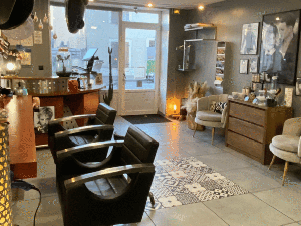 Salon de coiffure de 39 m² au cœur du village, parking facile, clientèle fidèle, CA 64 290 €, loyer 400 €. Idéal première installation.