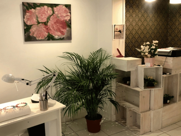 Petit salon de coiffure et esthétique à vendre, 35 m² avec 2 cabines et terrasse, entièrement équipé. Idéal pour reprise rapide et clientèle locale fidèle.